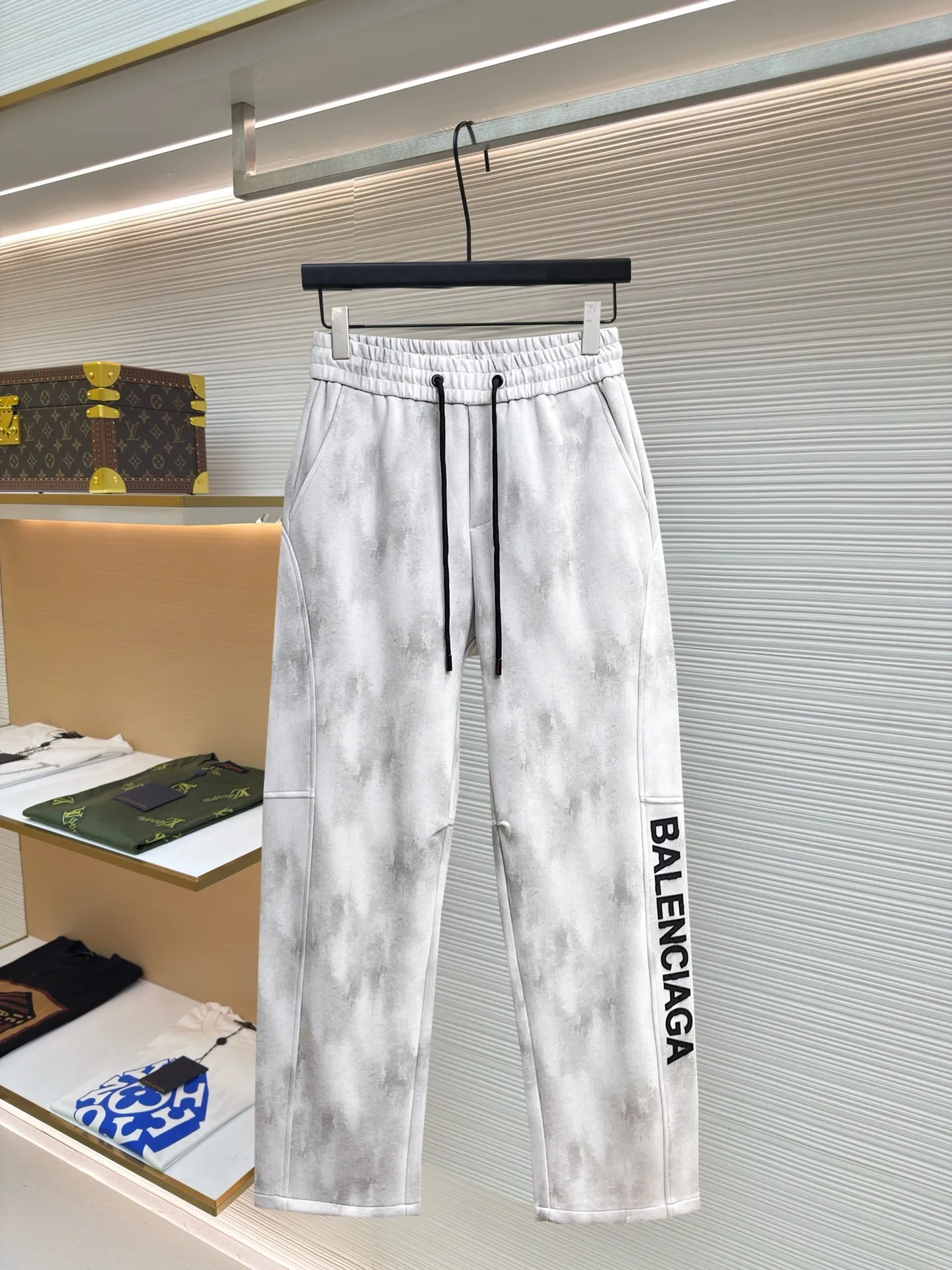 Balenciaga 🆕2026 Autumn and Winter New Arrival Casual Pants! The official website will be released simultaneously. Brand Classic LOGO casual pants, customized fabrics, excellent comfort and strong touch. Highly recognisable, perfect appearance and craftsmanship. Size:M-3XL